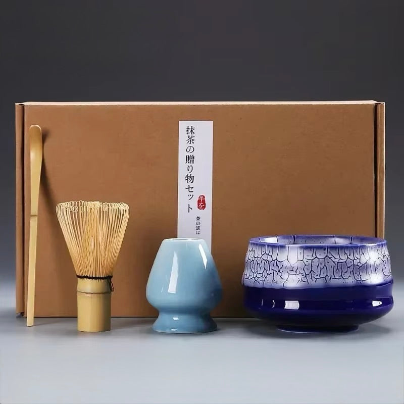 Hochwertiges Matcha Set inklusive traditioneller Matcha-Schale (Chawan), Bambusbesen (Chasen), Matcha-Löffel (Chashaku) und Sieb für Matcha-Tee. Perfekt für die japanische Teezeremonie oder täglichen Genuss von grünem Matcha-Pulver. Ideal für Matcha-Liebhaber, Zen-Entspannung und gesunden Lifestyle. Bio Matcha, vegan, antioxidantienreich. Stilvolles Tee-Zubehör für eine perfekte Matcha-Zubereitung zu Hause.
