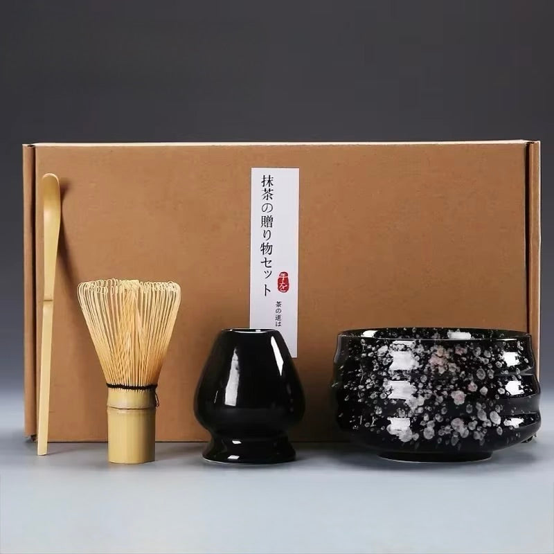 Hochwertiges Matcha Set inklusive traditioneller Matcha-Schale (Chawan), Bambusbesen (Chasen), Matcha-Löffel (Chashaku) und Sieb für Matcha-Tee. Perfekt für die japanische Teezeremonie oder täglichen Genuss von grünem Matcha-Pulver. Ideal für Matcha-Liebhaber, Zen-Entspannung und gesunden Lifestyle. Bio Matcha, vegan, antioxidantienreich. Stilvolles Tee-Zubehör für eine perfekte Matcha-Zubereitung zu Hause.