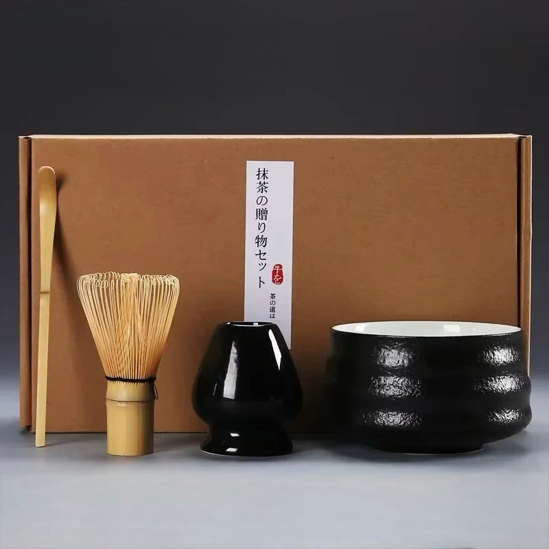 Hochwertiges Matcha Set inklusive traditioneller Matcha-Schale (Chawan), Bambusbesen (Chasen), Matcha-Löffel (Chashaku) und Sieb für Matcha-Tee. Perfekt für die japanische Teezeremonie oder täglichen Genuss von grünem Matcha-Pulver. Ideal für Matcha-Liebhaber, Zen-Entspannung und gesunden Lifestyle. Bio Matcha, vegan, antioxidantienreich. Stilvolles Tee-Zubehör für eine perfekte Matcha-Zubereitung zu Hause.