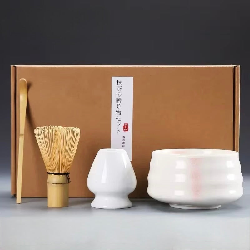 Hochwertiges Matcha Set inklusive traditioneller Matcha-Schale (Chawan), Bambusbesen (Chasen), Matcha-Löffel (Chashaku) und Sieb für Matcha-Tee. Perfekt für die japanische Teezeremonie oder täglichen Genuss von grünem Matcha-Pulver. Ideal für Matcha-Liebhaber, Zen-Entspannung und gesunden Lifestyle. Bio Matcha, vegan, antioxidantienreich. Stilvolles Tee-Zubehör für eine perfekte Matcha-Zubereitung zu Hause.